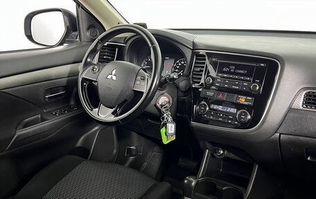 Mitsubishi Outlander III рестайлинг 3, 2015 год, 1 699 000 рублей, 13 фотография