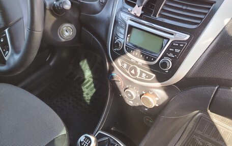 Hyundai Solaris II рестайлинг, 2014 год, 750 000 рублей, 19 фотография
