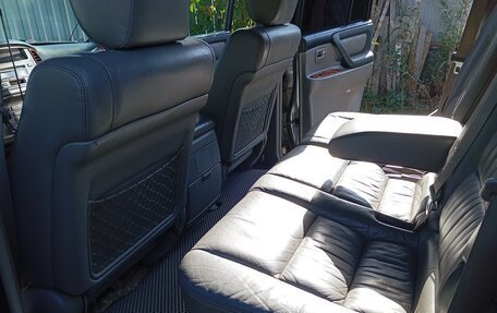 Toyota Land Cruiser 100 рестайлинг 2, 2006 год, 2 530 000 рублей, 26 фотография