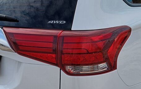 Mitsubishi Outlander III рестайлинг 3, 2017 год, 1 770 000 рублей, 13 фотография