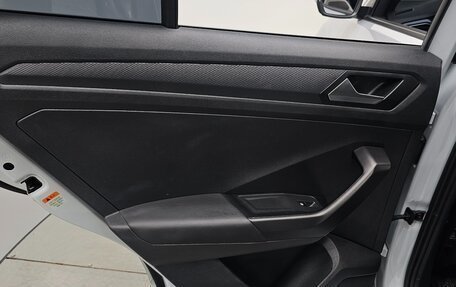 Volkswagen T-Roc I, 2021 год, 2 290 000 рублей, 17 фотография
