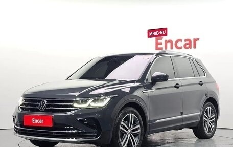 Volkswagen Tiguan II, 2021 год, 2 850 000 рублей, 1 фотография