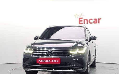 Volkswagen Tiguan II, 2021 год, 2 850 000 рублей, 2 фотография