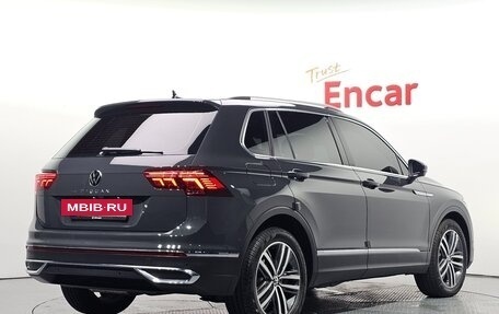 Volkswagen Tiguan II, 2021 год, 2 850 000 рублей, 4 фотография
