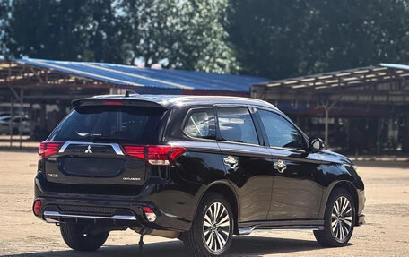 Mitsubishi Outlander III рестайлинг 3, 2021 год, 1 690 222 рублей, 8 фотография