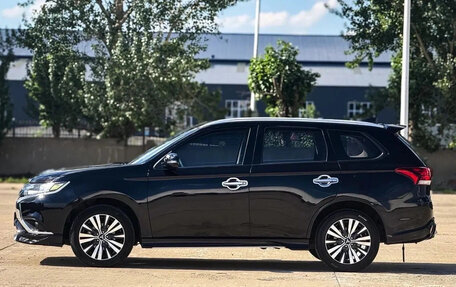 Mitsubishi Outlander III рестайлинг 3, 2021 год, 1 690 222 рублей, 4 фотография