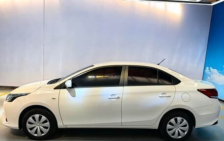 Toyota Yaris, 2022 год, 1 057 000 рублей, 5 фотография
