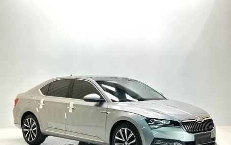 Skoda Superb III рестайлинг, 2023 год, 2 200 000 рублей, 3 фотография