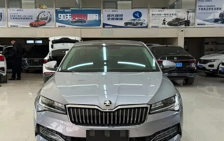 Skoda Superb III рестайлинг, 2022 год, 1 832 060 рублей, 2 фотография