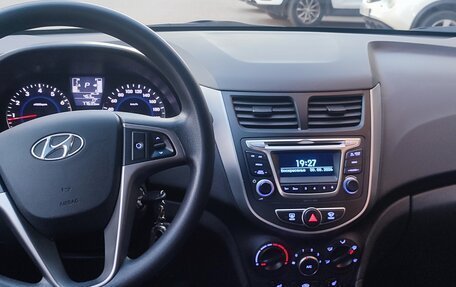 Hyundai Solaris II рестайлинг, 2015 год, 1 150 000 рублей, 2 фотография