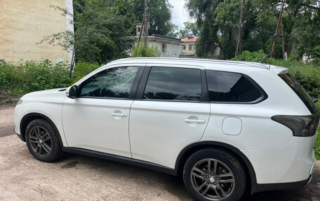 Mitsubishi Outlander III рестайлинг 3, 2014 год, 1 400 000 рублей, 3 фотография