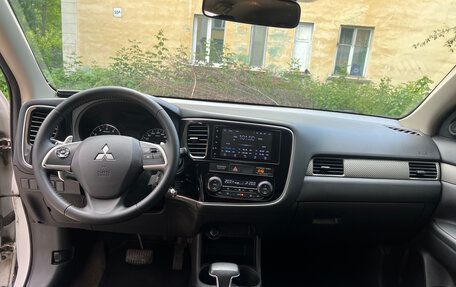 Mitsubishi Outlander III рестайлинг 3, 2014 год, 1 400 000 рублей, 5 фотография