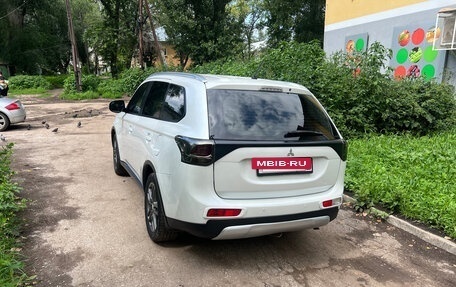 Mitsubishi Outlander III рестайлинг 3, 2014 год, 1 400 000 рублей, 4 фотография