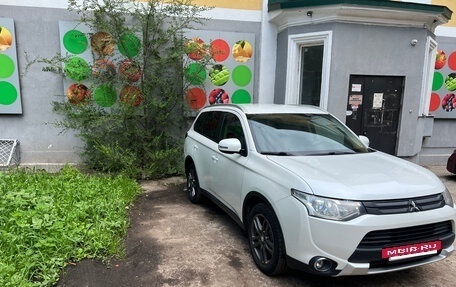 Mitsubishi Outlander III рестайлинг 3, 2014 год, 1 400 000 рублей, 2 фотография