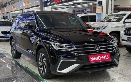 Volkswagen Tiguan II, 2023 год, 2 040 000 рублей, 3 фотография