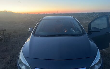 Opel Astra J, 2011 год, 690 000 рублей, 1 фотография