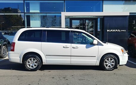 Chrysler Town & Country V рестайлинг, 2010 год, 1 139 000 рублей, 7 фотография