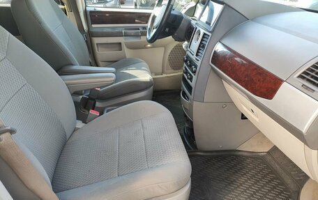 Chrysler Town & Country V рестайлинг, 2010 год, 1 139 000 рублей, 11 фотография