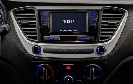 Hyundai Solaris II рестайлинг, 2017 год, 1 015 000 рублей, 18 фотография