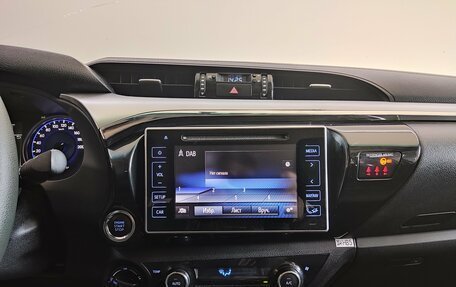 Toyota Hilux VIII, 2016 год, 2 850 000 рублей, 11 фотография