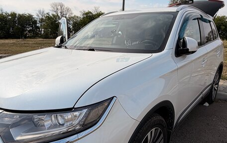 Mitsubishi Outlander III рестайлинг 3, 2019 год, 1 950 000 рублей, 2 фотография