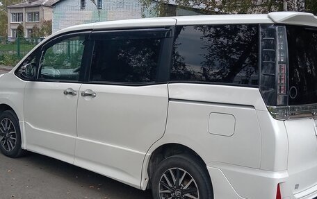 Toyota Voxy III, 2016 год, 1 720 000 рублей, 2 фотография