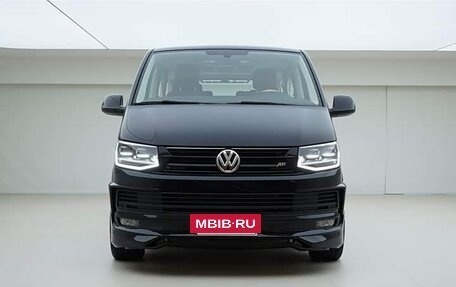 Volkswagen Multivan T6 рестайлинг, 2019 год, 4 780 000 рублей, 2 фотография