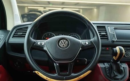 Volkswagen Multivan T6 рестайлинг, 2019 год, 4 780 000 рублей, 9 фотография