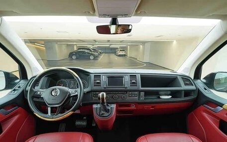 Volkswagen Multivan T6 рестайлинг, 2019 год, 4 780 000 рублей, 12 фотография