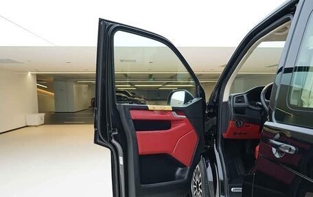 Volkswagen Multivan T6 рестайлинг, 2019 год, 4 780 000 рублей, 6 фотография
