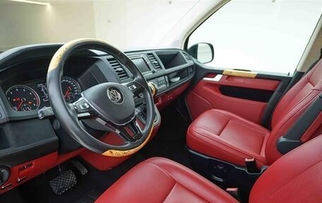 Volkswagen Multivan T6 рестайлинг, 2019 год, 4 780 000 рублей, 8 фотография