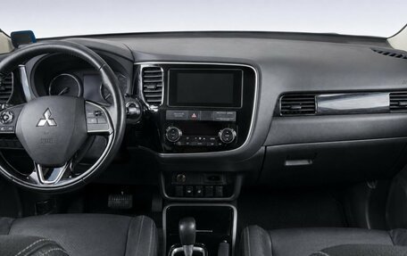 Mitsubishi Outlander III рестайлинг 3, 2017 год, 2 249 000 рублей, 11 фотография