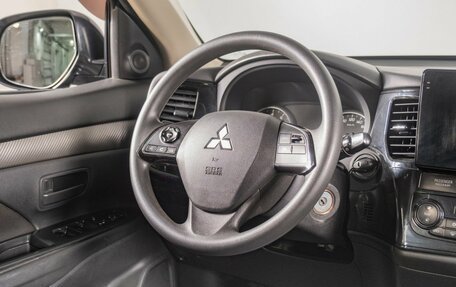 Mitsubishi Outlander III рестайлинг 3, 2014 год, 1 399 000 рублей, 10 фотография