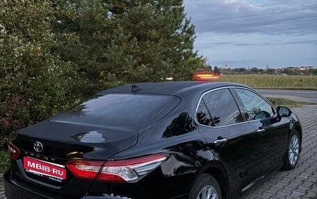 Toyota Camry, 2021 год, 2 600 000 рублей, 4 фотография