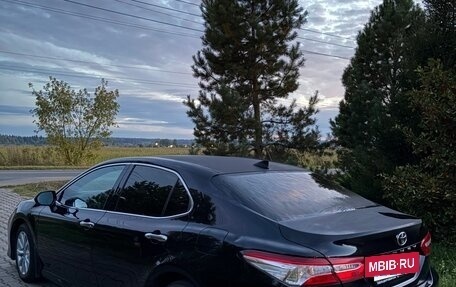 Toyota Camry, 2021 год, 2 600 000 рублей, 3 фотография