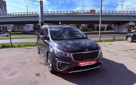 KIA Carnival III, 2018 год, 2 390 000 рублей, 2 фотография