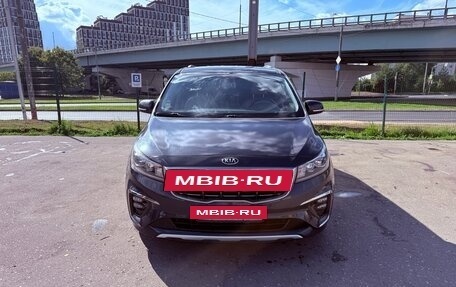 KIA Carnival III, 2018 год, 2 390 000 рублей, 3 фотография