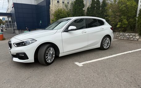 BMW 1 серия, 2022 год, 1 820 000 рублей, 3 фотография