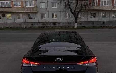 Hyundai Elantra, 2022 год, 1 700 000 рублей, 2 фотография
