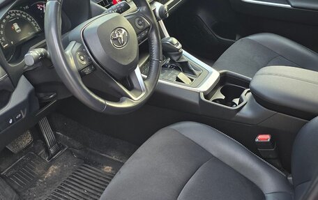 Toyota RAV4, 2021 год, 3 200 000 рублей, 9 фотография