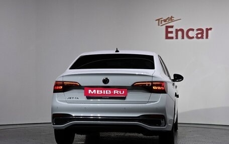 Volkswagen Jetta VII, 2023 год, 1 980 000 рублей, 2 фотография