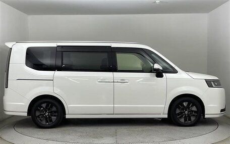 Honda Stepwgn, 2023 год, 2 580 000 рублей, 3 фотография