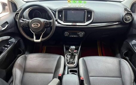 KIA Stonic, 2023 год, 1 717 000 рублей, 8 фотография