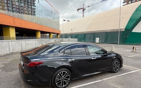 Toyota Camry, 2024 год, 3 950 000 рублей, 2 фотография