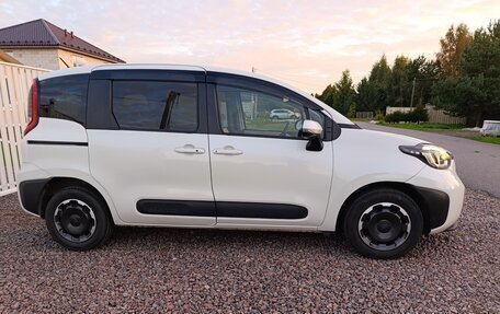 Toyota Sienta, 2023 год, 1 650 000 рублей, 3 фотография