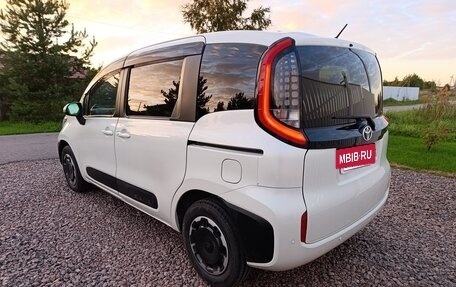 Toyota Sienta, 2023 год, 1 650 000 рублей, 6 фотография