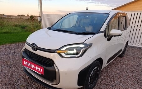 Toyota Sienta, 2023 год, 1 650 000 рублей, 8 фотография