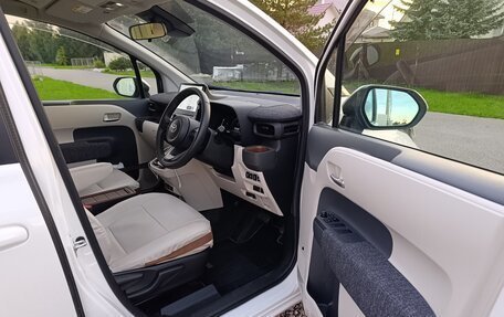Toyota Sienta, 2023 год, 1 650 000 рублей, 12 фотография