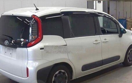 Toyota Sienta, 2023 год, 1 650 000 рублей, 33 фотография