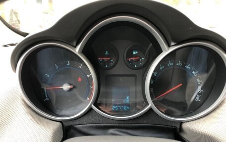 Chevrolet Cruze II, 2010 год, 599 999 рублей, 10 фотография